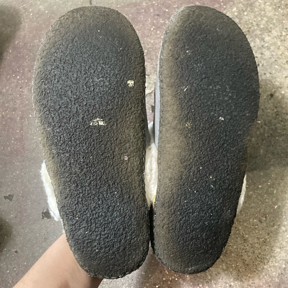 Sorel Gray Suede Slippers with White Fur Trim - Picture 4 of 5